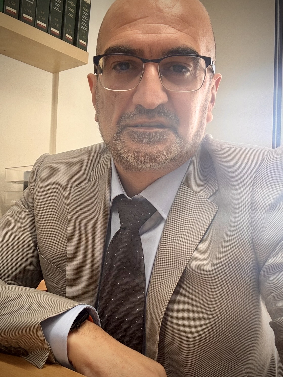 Avelino Rodríguez Fernández en su despacho